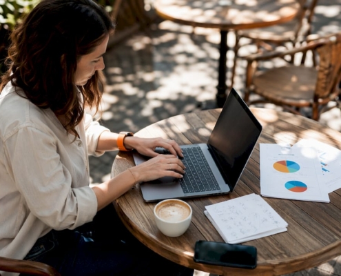 Eine Unternehmerin arbeitet mit voller Konzentration daran, ihren Online-Shop weiter auszubauen.