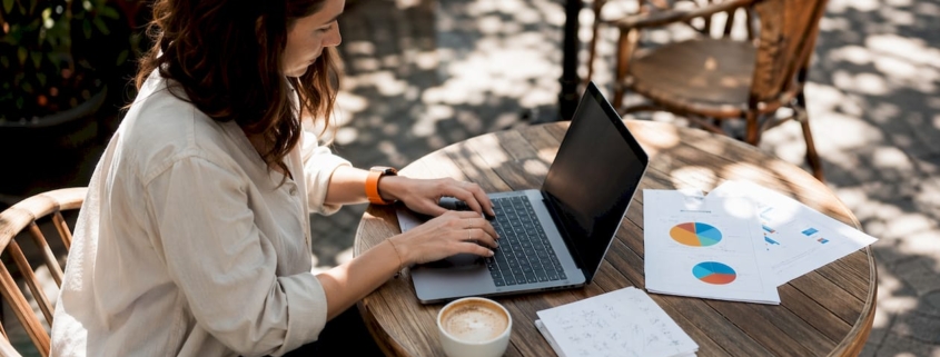 Eine Unternehmerin arbeitet mit voller Konzentration daran, ihren Online-Shop weiter auszubauen.