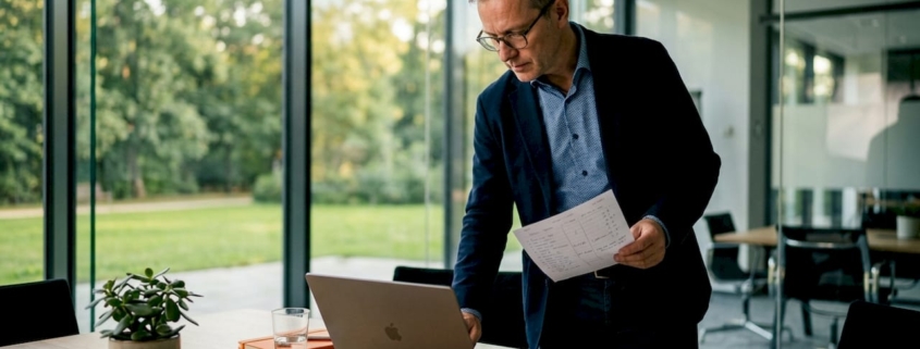 Ein Marketingmanager prüft die Lead-Scoring-Liste auf potenzielle Neukunden.