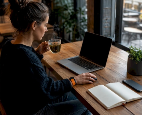 Eine Frau sitzt am Computer und richtet das Conversion-Tracking für Google Ads ein.