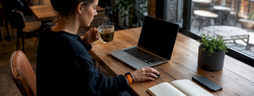 Eine Frau sitzt am Computer und richtet das Conversion-Tracking für Google Ads ein.