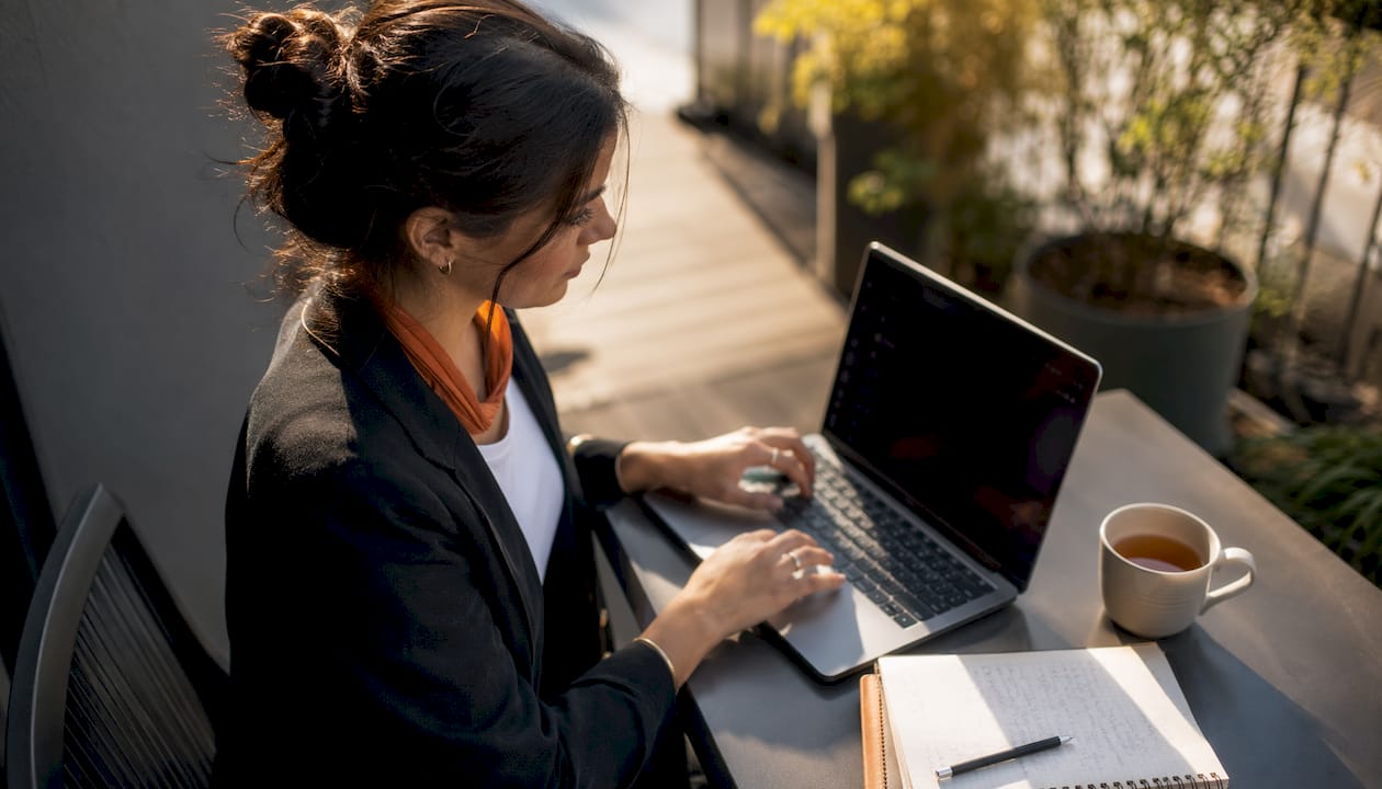 Ein Shopware-Anwender arbeitet konzentriert am Laptop im Büro.