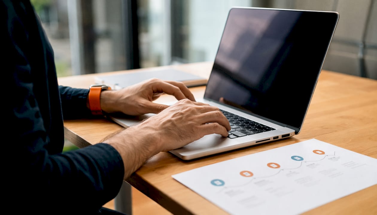 Am Holztisch arbeitet jemand intensiv daran, eine Ecwid-Integration zu programmieren.