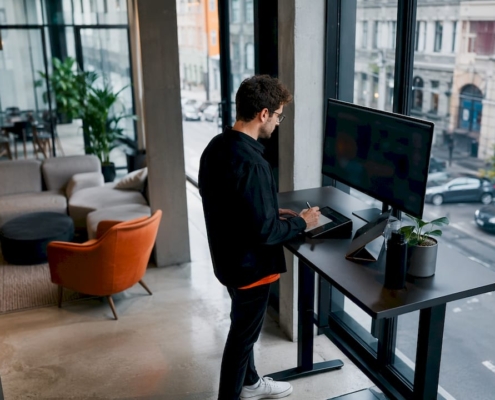 Im Büro prüft ein Mitarbeiter verschiedene Alternativen zu Google Ads.