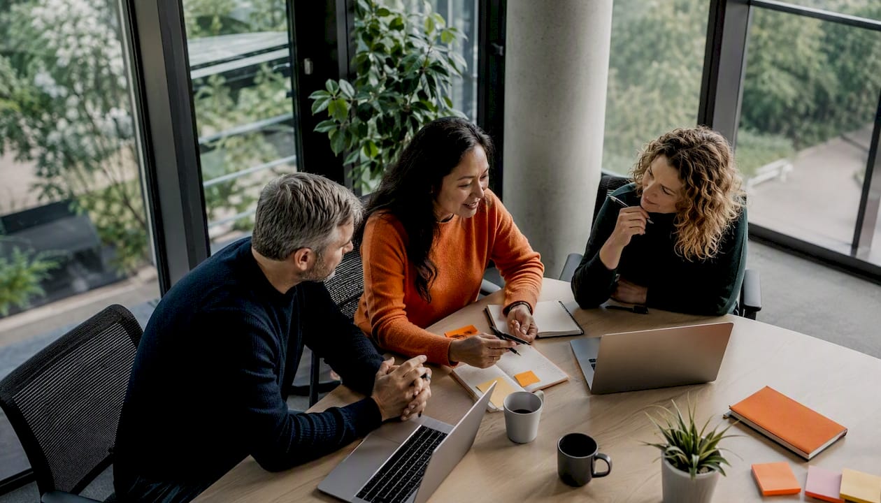 Das Team bespricht die Einbindung von E-Commerce-Lösungen.