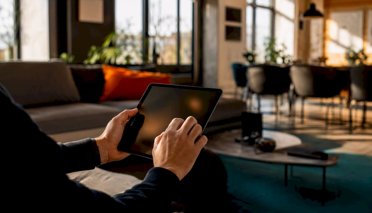 Mit dem Smartphone wird gerade eine Testbestellung im Onlineshop gestartet.