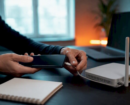 Jemand verbindet sein Smartphone mit dem Router, um die Verbindung oder den Datenverkehr zu überwachen.