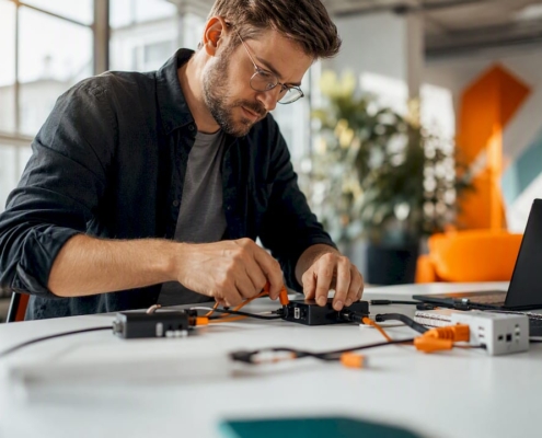 Hände, die Automatisierungshardware anschließen