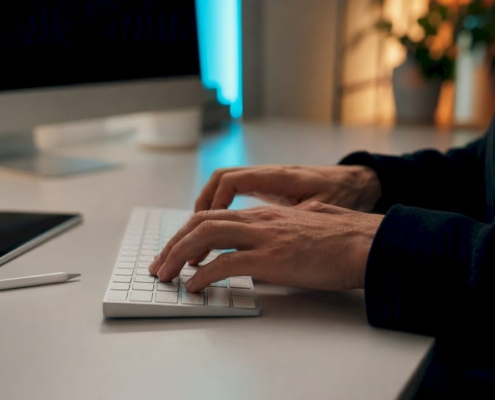 Hände, die Code für die Installation des Meta Pixel tippen