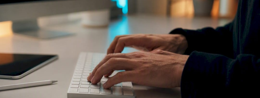 Hände, die Code für die Installation des Meta Pixel tippen