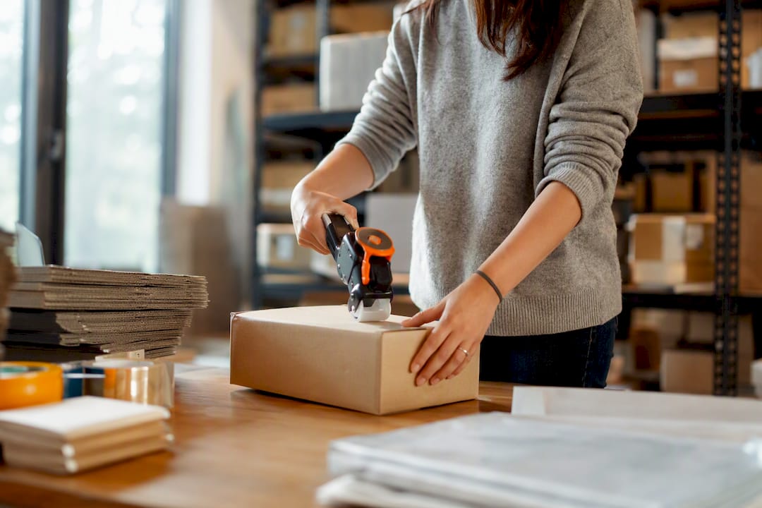 E-Commerce-Bestellungen werden in Versandkartons verpackt