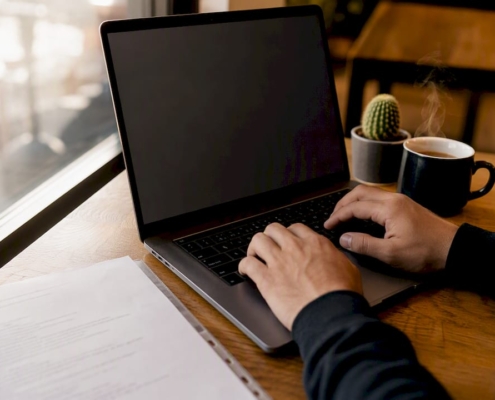 Hände richten die Kampagnenverfolgung am Laptop ein