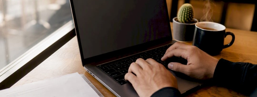 Hände richten die Kampagnenverfolgung am Laptop ein