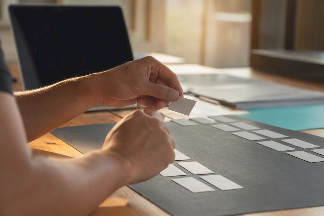 Hände, die Schlüsselwort-Karten von Arbeitssuchenden sortieren