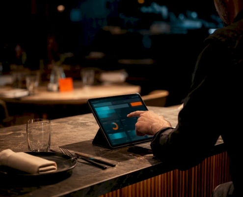 Restaurantbesitzer überprüft das Budget für Facebook-Werbung