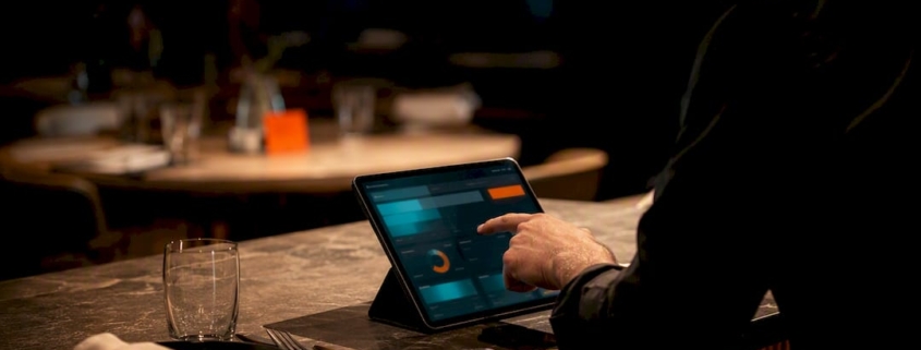Restaurantbesitzer überprüft das Budget für Facebook-Werbung