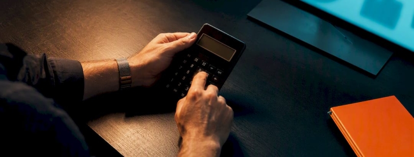 Hände überprüfen ein Kampagnenbudget